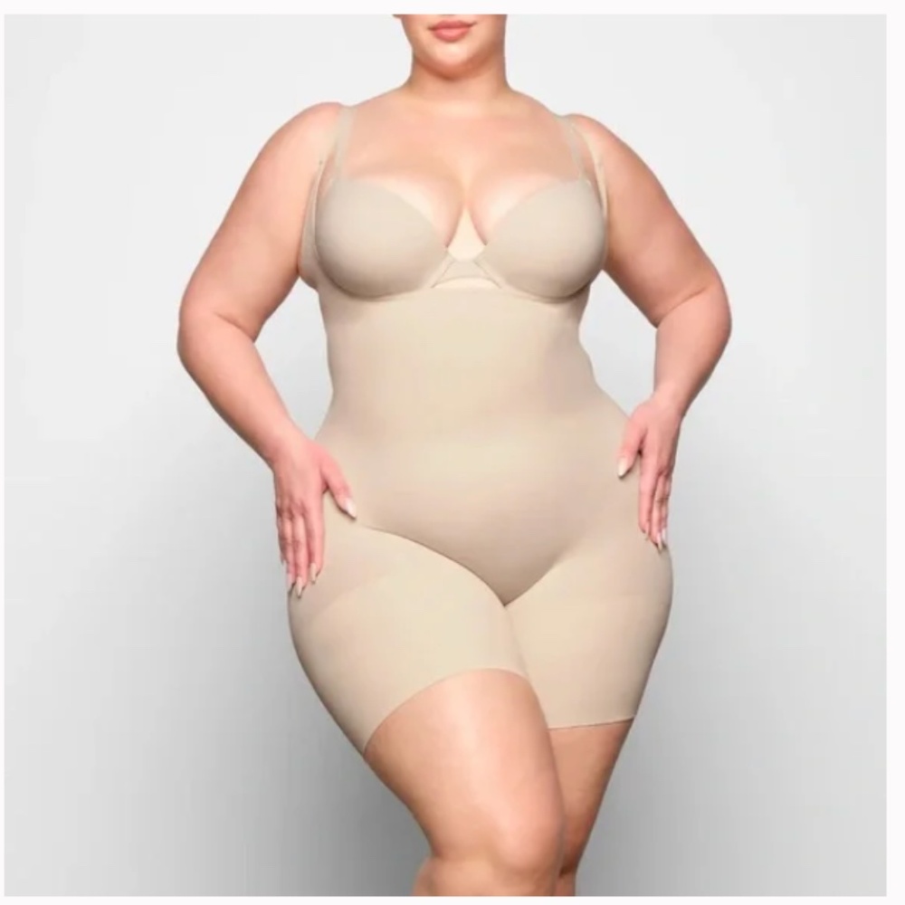NEW SKIMS Seamless Sculpt Butt Lifting Open Bust Bodysuit in Sand Size M